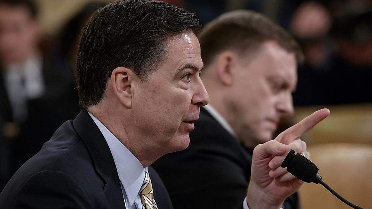 FBI-Chef James Comey, NSA-Chef Michael Rogers (im Hintergrund)