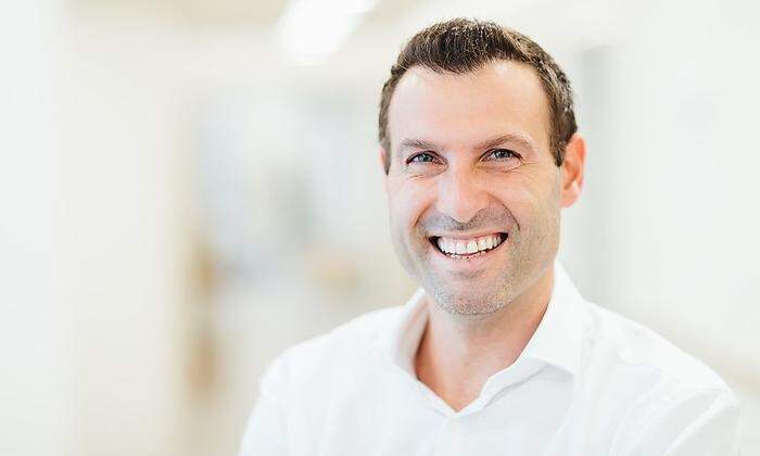 René Draxler. Der in Graz geborene und in Leibnitz aufgewachsene Facharzt für plastische Chirurgie arbeitet im Kuzbari–Zentrum für ästhetische Medizin in Wien. Zu seinen Spezialgebieten zählen die Brust- und Gesichtschirurgie sowie Liposuktion.