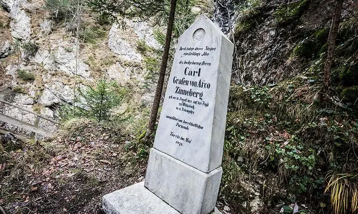 Erinnerung an den edlen Spender des Steigs