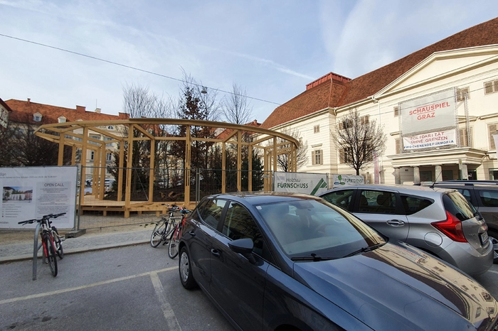 Jetzt spielen Bäume wieder eine Rolle am Platz: Der Klima-Kunst-Pavillon wird gerade aufgebaut. Das Stadtwäldchen wächst direkt neben dem Autoparkplatz.