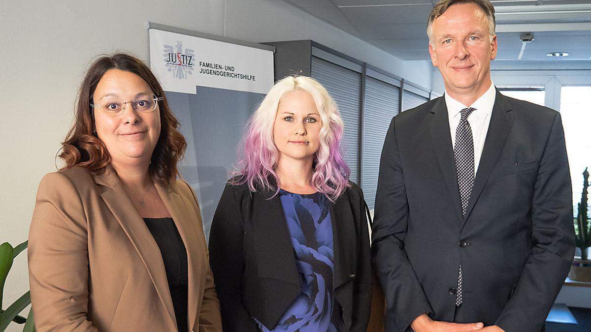 Monika Stvarnik, Sarah Hutter und Michael Schwanda bei der Eröffnungsfeier