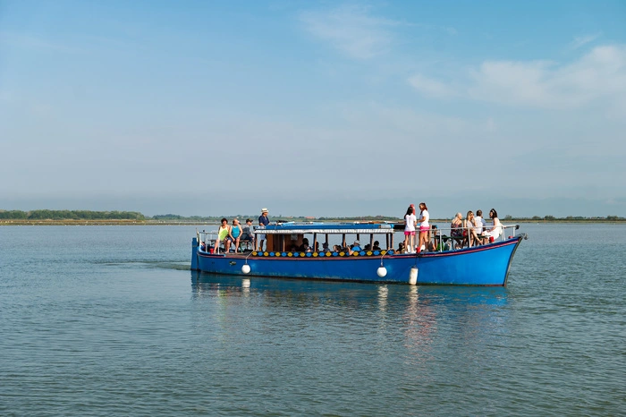 Zur Abwechslung einmal nicht auf dem Rad, sondern im Boot sitzen. Die Lagune ist sehr naturbelassen. Sie ist Teil eines riesigen Kanalnetzes von Triest bis Venedig.