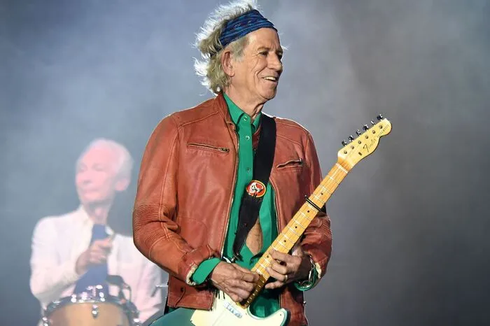 Zwar ist Frontmann Mick Jagger das Gesicht der Stones, doch für den einzigartigen Sound dahinter ist größtenteils Richards verantwortlich. Er schuf auch große Teile von Hits wie "(I Can't Get No) Satisfaction". Nicht immer ging es dabei zwischen ihm und Jagger friedlich zu - ihre Auseinandersetzungen auf und hinter der Bühne sind legendär.