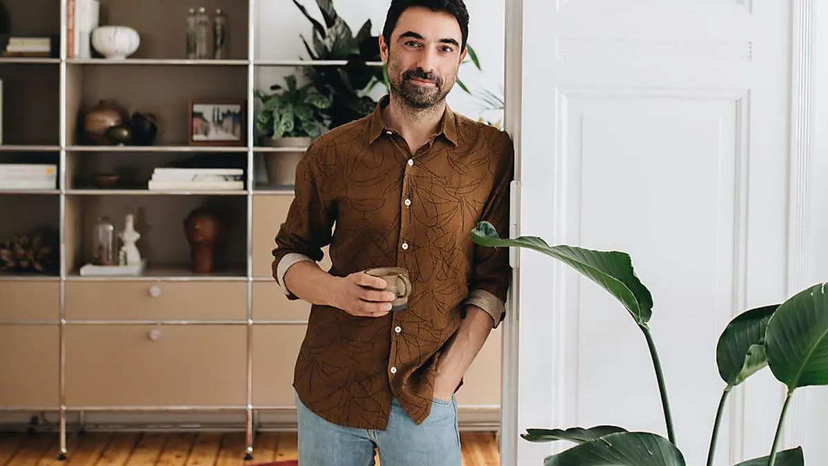 Igor Josifovic-Kemper in seiner Berliner Altbauwohnung