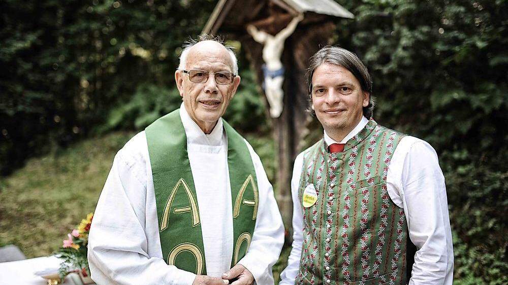 Pfarrer Weisseisen mit Pfarrgemeinderatsobmann Stefan Walcher bei einem Pfarrfest im Vorjahr