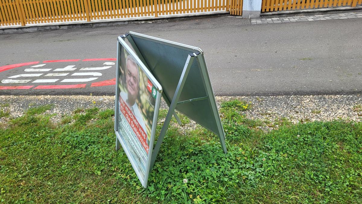 Dieser Plakatständer in der Veitscher Siedlung wurde am Montag von Vandalen zerstört