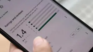 Auf dem Screen eines Handys ist eine Gesamtbewertung auf Google zu sehen