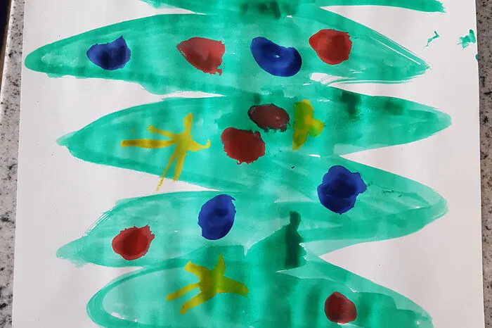 Die Vorfreude auf das bevorstehende Weihnachtsfest ist bei Laurenz Pirker (4) aus Krahberg bei Feldkirchen natürlich groß. Noch muss er sich ein wenig gedulden – in der Zwischenzeit hat er uns ein schönes Bild gemalt. Sein Christbaum ist mit roten und blauen Kugeln geschmückt und auf der Spitze funkelt ein goldener Stern.