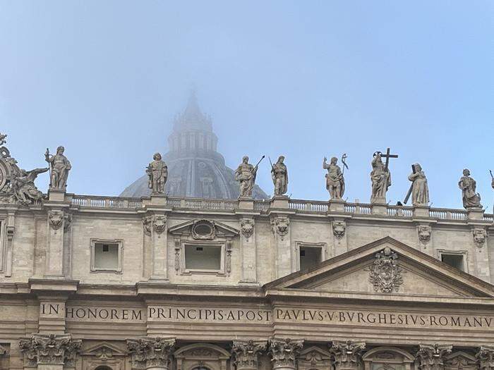 Und dann, plötzlich, zum Salve Regina, beginnt der Himmel über Michelangelos Kuppel aufzuklaren …