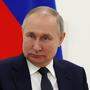 Wladimir Putin hat erklärt, &quot;dass die Gasversorgung gesichert ist, dass Russland die Quantitäten liefert, wie vertraglich zugesagt und dass in Euro weiter bezahlt werden kann.&quot;