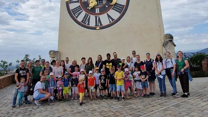 Die kleinen Weststeirer vor dem Grazer Uhrturm
