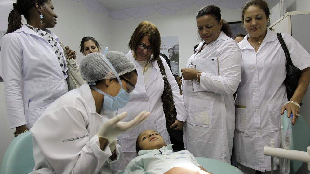 Eine kubanische Ärztin unterweist brasilianische Pflegerinnen - das ist nun Geschichte 