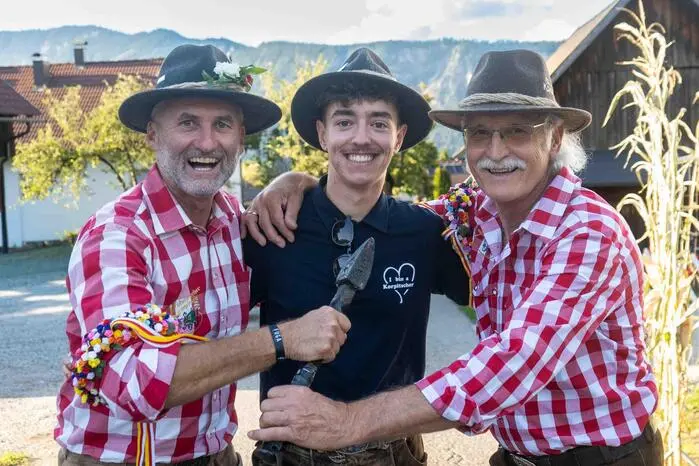 Die Sieger des 39. Bewerbs sind heuer Daniel Hofkofler (links) und „Giovanni“ Hansi Oschounig (rechts). Thomas Tscheligi (Mitte),  Obmann der Dorgemeinschaft Korpitsch, gratulierte. Unter die Gäste mischte sich auch Finkensteins Bürgermeister Christian Poglitsch (ÖVP). Musikalisch wurden die Gäste von den Bochas unterhalten.