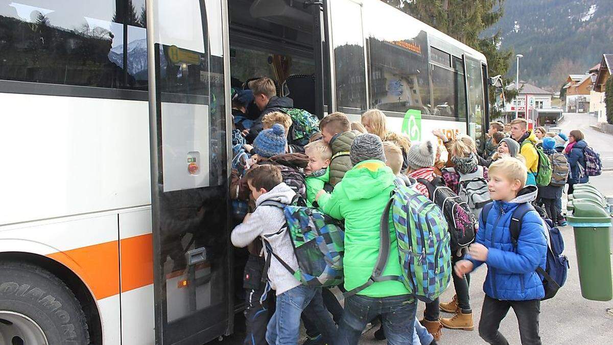 Übervoller Schulbus im Mölltal