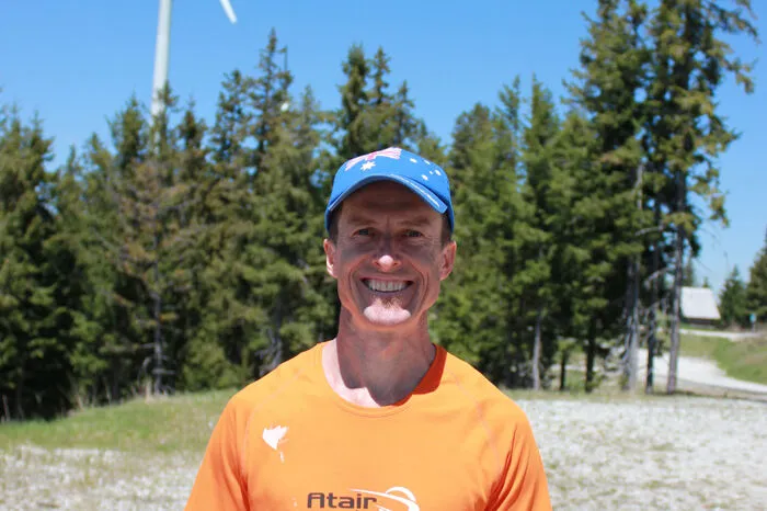 der gebürtige Australier Cameron Tracey Smith den Sprung vom Windrad in der Weststeiermark.