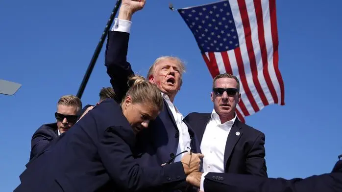 „Ich wurde von Gott gerettet, um Amerika wieder großartig zu machen.“
In seiner Antrittsrede am 20. Jänner nimmt Trump, der im Wahlkampf bei einem Attentat verletzt wurde, eine göttliche Vorsehung für sich in Anspruch. An seinem ersten Tag zurück im Weißen Haus unterzeichnet der Republikaner eine Rekordzahl von 26 Dekreten, beschließt dabei unter anderem den Austritt der USA aus der Weltgesundheitsorganisation (WHO) und begnadigt die Kapitol-Angreifer, die im Jänner 2021 den Kongress gestürmt hatten.