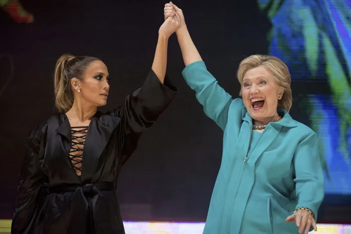 Nachdem die 47-jährige Sängerin ihr Lied "Let's Get Loud" angestimmt hatte, griff Clinton das Stichwort auf und ermunterte ihre Anhänger, sie sollten "laut werden" und mit Hausbesuchen und Telefonaten für sie werben.