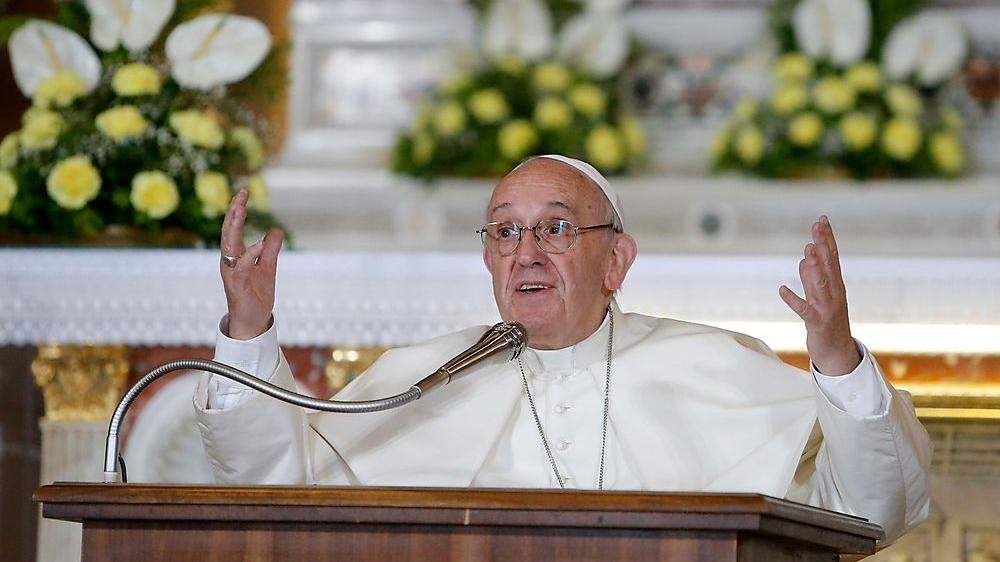 Der Papst fragt, ob es normal sei, dass das Mittelmeer ein Friedhof sei