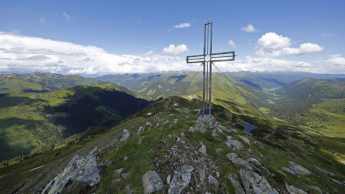 Vom Gipfelplateau auf dem Kreuzkogel eröffnet sich eine prächtiger Blick auf den Bretsteingraben und die Gipfel der Wölzer/Rottenmanner Tauern