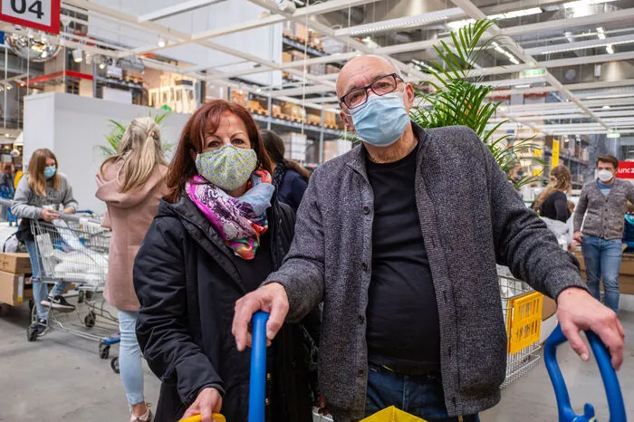 Brigitte (64) und Georg (68) sind "verwundert darüber, wie viel heute los ist". Die Verschärfungen finden die beiden schlimm: "Wenn sich jeder an ein paar Grundregeln halten würde, wäre das alles nicht nötig."  