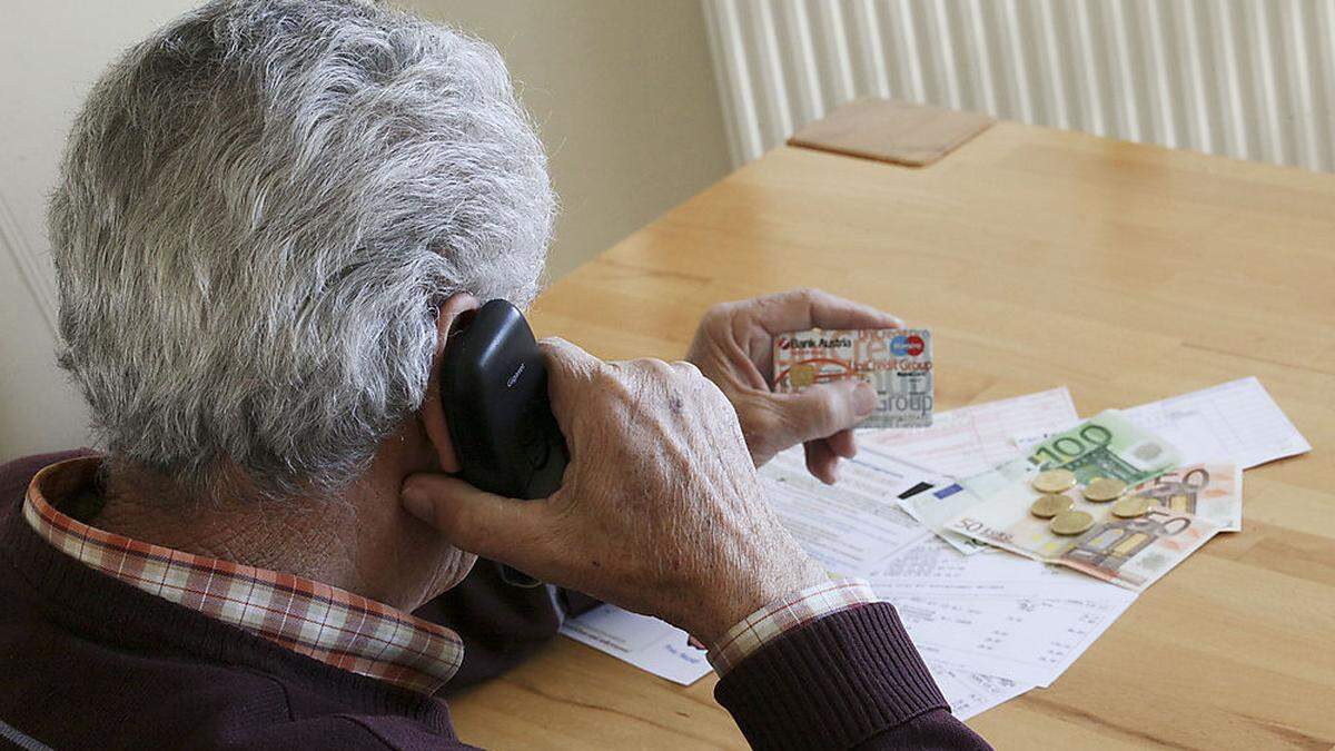 Telefonbetrüger suchen sich ganz besonders gerne betagte Menschen als potenzielle Opfer