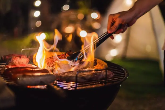 Kreativität, Einfachheit und zugleich ungewöhnliche Geschmackskombinationen sind
das Markenzeichen von Bimbo Binder. Gäste
erwartet eine kulinarische Grillreise in sechs
Gängen durch den Alpen-Adria Raum mit
Spezialitäten vom Berg und aus dem Meer.
Besonders: das einzigartige Ambiente im
Restaurant Seltenheim und eine vielfältige Getränkeauswahl zur Speisenbegleitung.
12.9.2025 um 18 Uhr im Restaurant Seltenheim. Preis: € 99 / Person (6-Gänge-Menü)
+ € 35 / Person (Weinbegleitung)
Reservierung: www.visitklagenfurt.at/erlebnisse oder
0463/287 463-0 (maximal 80 Personen)
