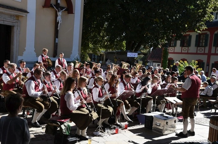 Für die musikalische Unterhaltung sorgten die Marktmusikkapelle Bad Waltersdorf, die Gruppe "Feuer und Eis" sowie verschiedene Volksmusikgruppen.