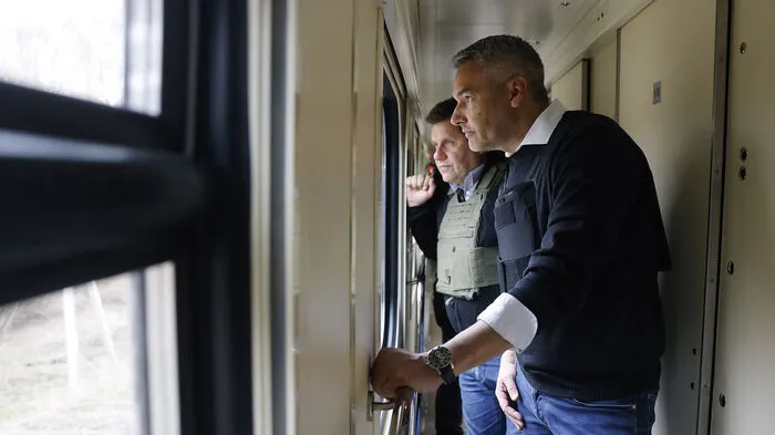 Kanzler Karl Nehammer (ÖVP) und Flüchtlingskoordinator Michael Takács im Zug nach Kiew