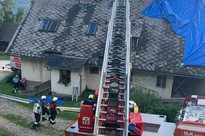 Der Hagel durchschlug ein Eternitdach in Obdach