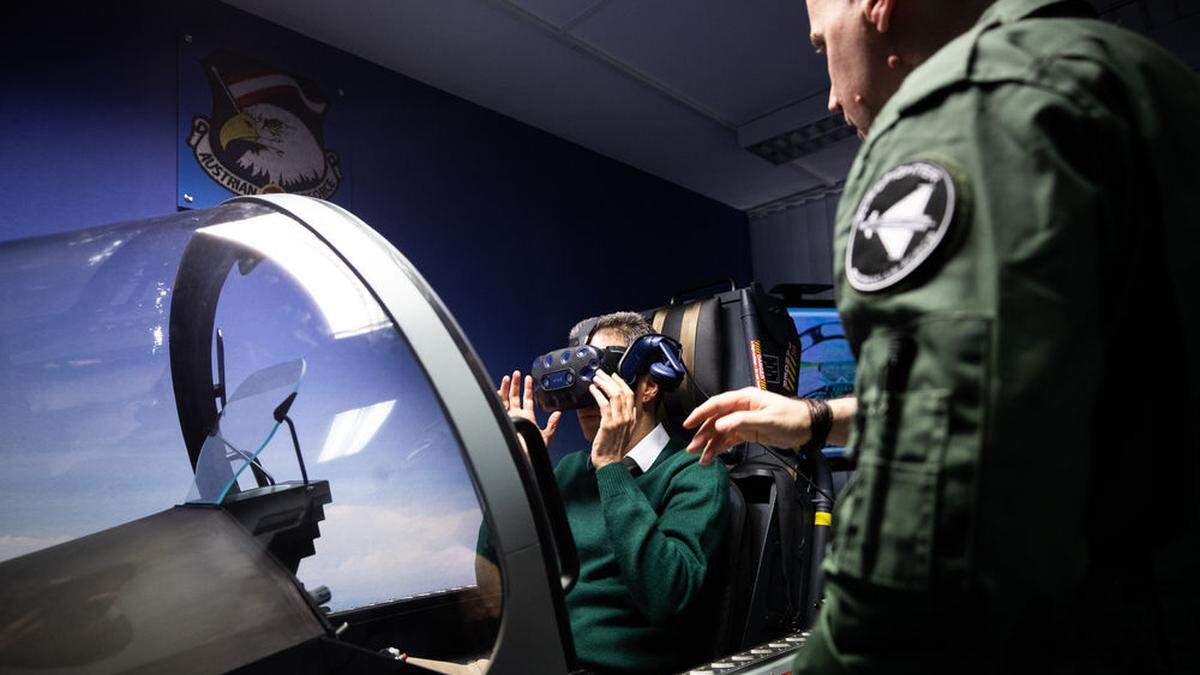 In Wien-Leopoldstadt können nun aber auch Normalsterbliche mit dem Kampfjet ihre Runden drehen - dank einem neuen &quot;Full-Motion Simulator&quot; der Firma &quot;Vienna Flight&quot;