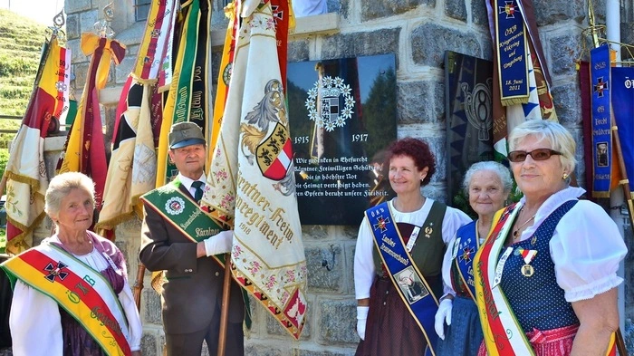 Bei der Plöckenkapelle wird jedes Jahr der vielen Toten gedacht, die im Ersten Weltkrieg an der Karnischen Front gefallen sind.