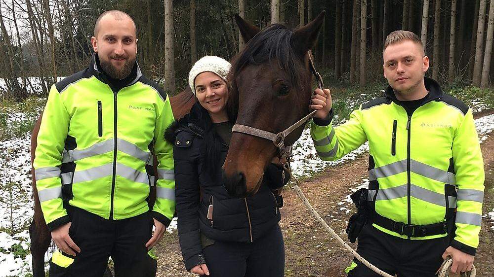 Asfinag Traffic Manager Michael Waidmayr und Andreas Pointner mit der erleichterten Besitzerin des Pferds