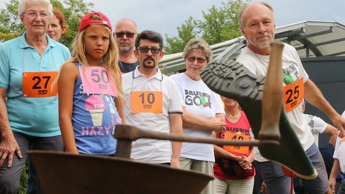 Bauerngolf-Präsident Herbert Floigl und sein Team zauberten bei den Staatsmeisterschaften wieder sieben kreative Stationen ins Gelände des Tiergartens. 52 Teilnehmer, darunter auch Starter aus mehreren Nationen, „stiefelten“ um Meisterehren im Zielwurf (Einzelwertung und Dreier-Teams) und erstmals auch im Weitwurf. Dabei standen Spaß, Spiel und Kreativität im Mittelpunkt.