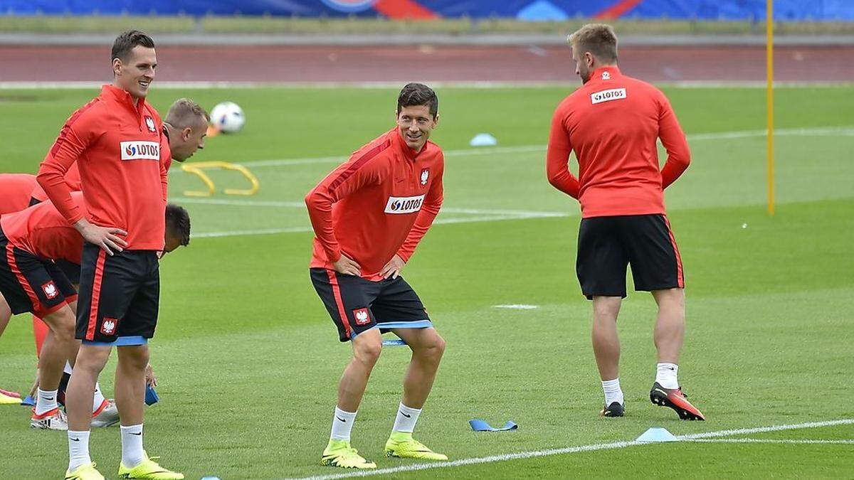 Robert Lewandowsi und die Polen haben Spaß beim Training