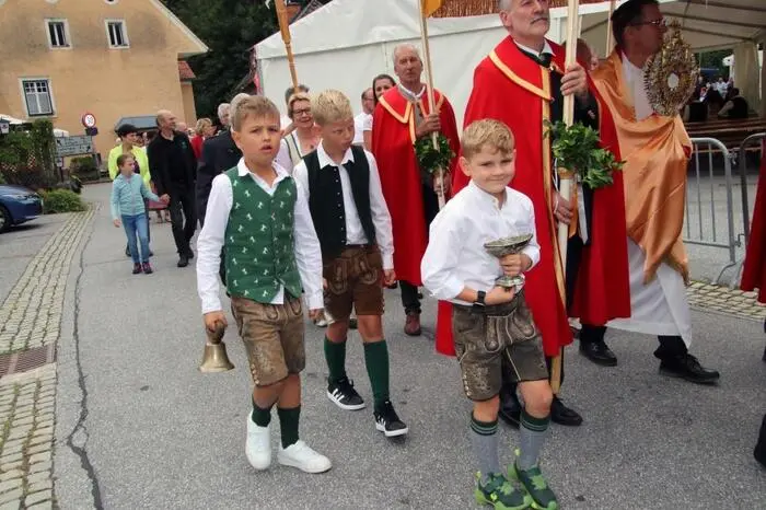 Anschließend wurde eine Prozession durch das Dorf abgehalten, wobei der Segen für das Dorf und die Bewohner sowie für die Ernte erteilt wurde.
