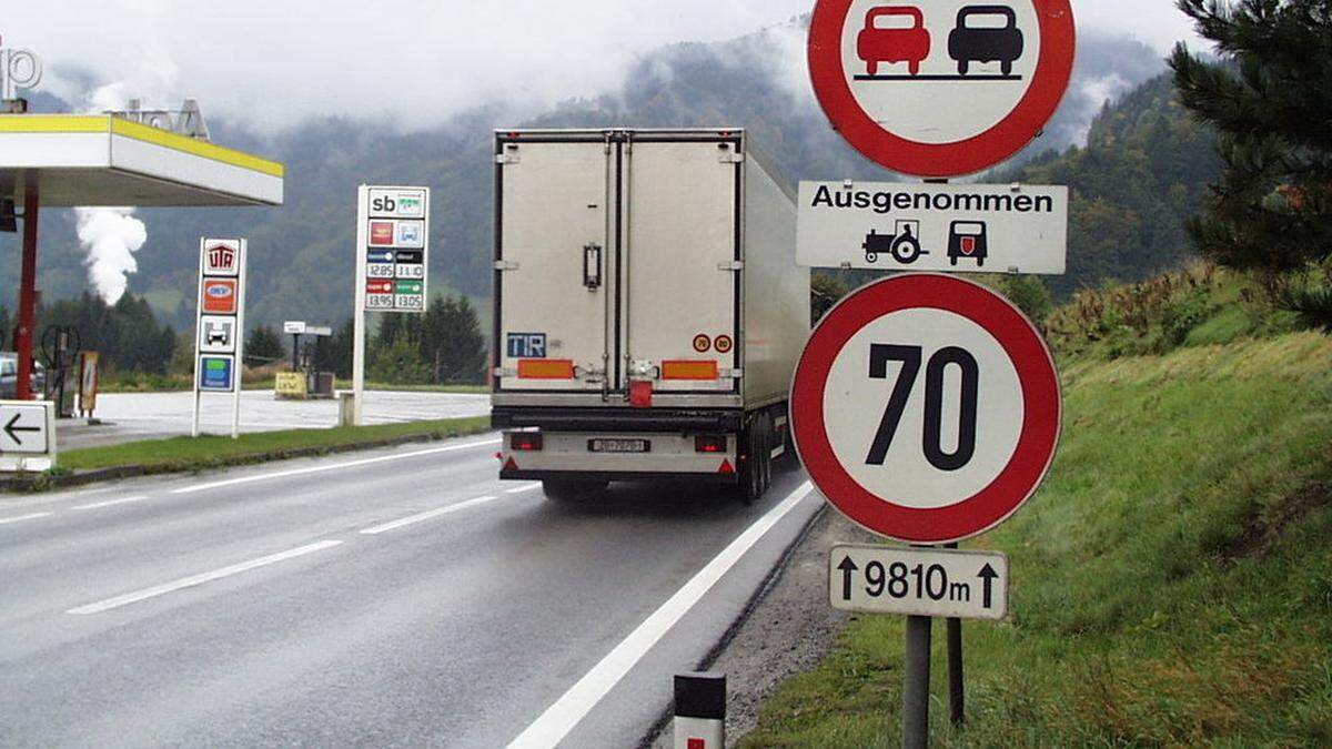 Auf der B 320 gilt den ganzen Sommer über wochenends Fahrverbot für Lkw