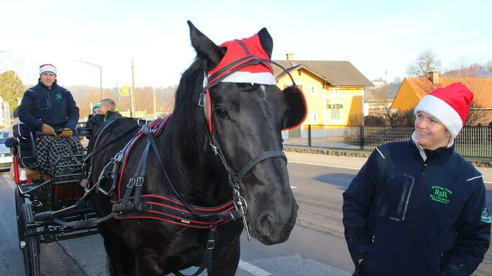 Im Bereich des Krottendorfer Amtsgebäudes fand der traditionelle Adventmarkt mit einer rekordverdächtigen Anzahl an Ständen statt.