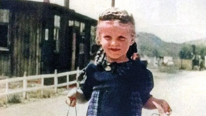 Mädchen beim Essenholen aus der Gemeinschaftsküche im Lager Wagna