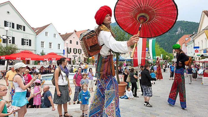 Gauklerfest mit Stelzengeher in Frohnleiten