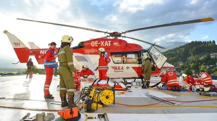 Der Rettungshubschrauber RK 1 weihte den neuen Hubschrauber-Landeplatz auf dem Krankenhaus Spittal im Zuge der Übung mit der ersten Landung ein.