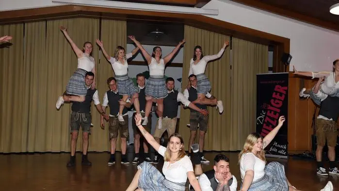 Mit einer schwungvollen Polonaise wurde der 54. Bauernball der Arbeitsgemeinschaft (ARGE) Bauern um Weiz von der Landjugend Leska eröffnet. 