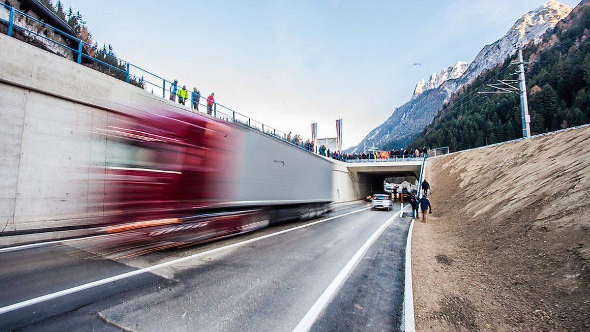 Feierstunde in Assling: Bei frostiger Kälte wurde die neue Straße freigegeben