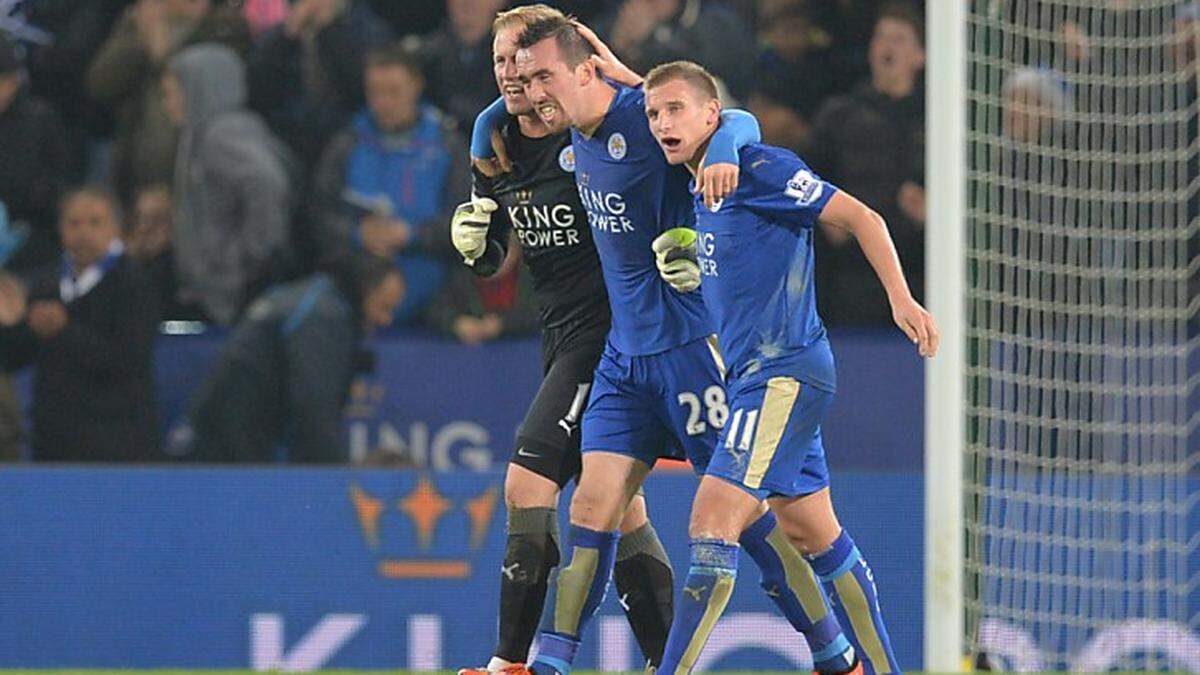 Christian Fuchs (Mitte) schwinmmt weiter auf der Erfolgswelle