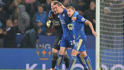 Christian Fuchs (Mitte) schwinmmt weiter auf der Erfolgswelle