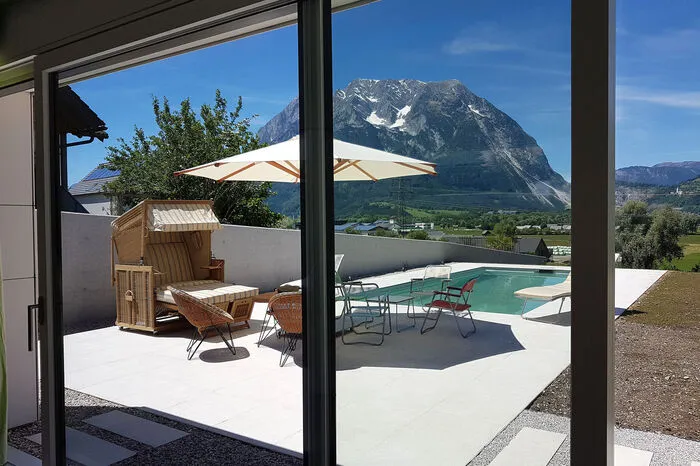 Der Blick auf den Pool- und Gartenbereich, der von der Familie gemeinsam genutzt wird.