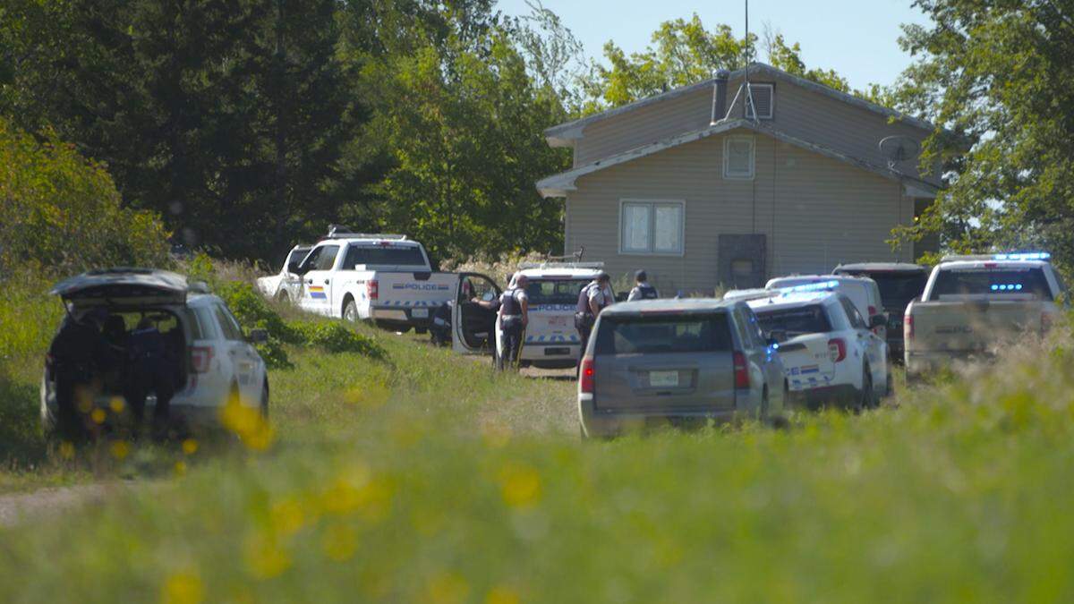 Die kanadische Polizei umstellt ein Haus im Reservat James Smith Cree First Nation in der Provinz Saskatchewan