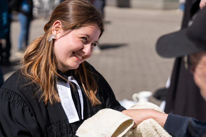 Platz nehmen, die Schuhe und Socken ausziehen, mit denen man den ganzen Tag herumgelatscht ist, die nackten Füße in die Hände einer fremden Person legen, die vor einem kniet: ...