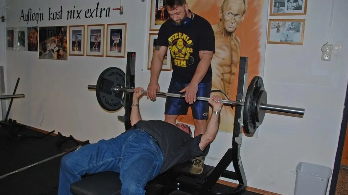 Seit 30 Jahren wird im X-Large in Köflach trainiert - hier im Bild Manuel Dorner (hinten) und Josef Fellner (liegend)