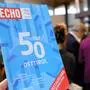 Das Titelblatt des Echo-Top-50-Magazins. Im Hintergrund stehen die Ehrengäste der Veranstaltung