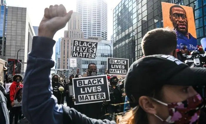 Vor dem Gericht in Minneapolis wird seit Tagen immer wieder - friedlich - demonstriert